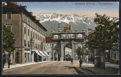 AK Innsbruck, Triumpfpforte mit durchfahrender Strassenbahn
