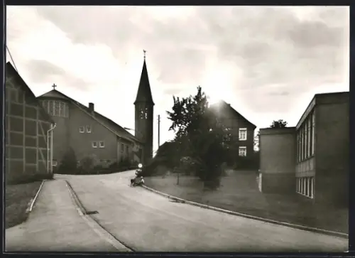 AK Lippetal-Hultrop, Strassenpartie mit Blick auf die Kirche
