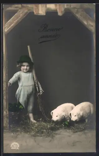 Foto-AK R & K / L Nr. 4942/4: Kleine Stallausmisterin mit Ferkeln, Neujahrsgruss