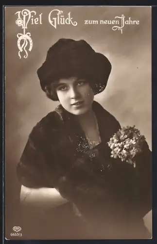 Foto-AK EAS Nr. 0653/3: Junge Frau mit Pelz und Blumen, Neujahrsgruss