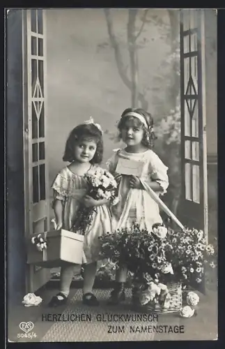 Foto-AK EAS Nr. 5045/4: Zwei Mädchen mit Geschenk und Blumen, Glückwunsch zum Namenstag