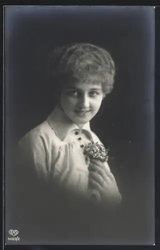 Foto-AK EAS Nr. 4469/2: Junge hübsche Dame mit Blumen