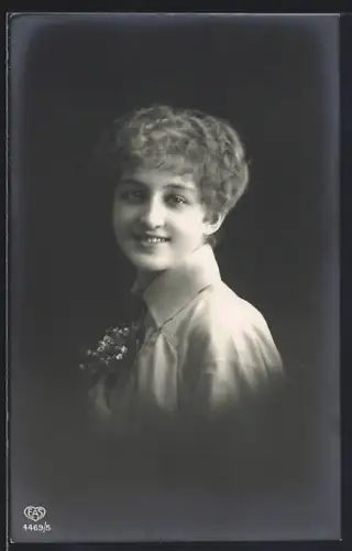 Foto-AK EAS Nr.4469 /5: Lächelnde junge Frau mit toller Frisur