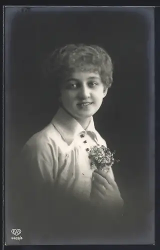 Foto-AK EAS Nr. 4469/4: Junge hübsche Dame mit Blumen
