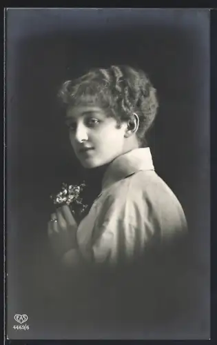 Foto-AK EAS Nr. 4469/6: Junge hübsche Dame mit Blumen