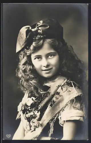 Foto-AK EAS Nr. 559: Junge Mädchen mit Schultertuch