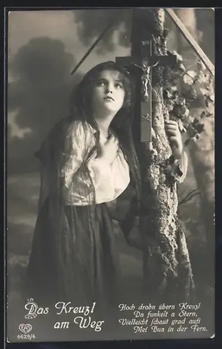 AK Das Kreuzl am Weg, Junge Frau steht neben dem Flurkreuz