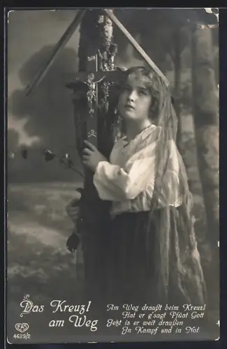 Foto-AK EAS Nr. 4629/2: Junge Frau am Kreuzl am Weg