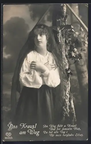 AK Mädchen vor dem Flurkreuz legt die Hände auf die Brust