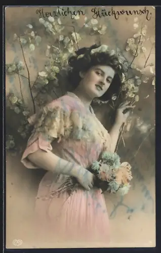 Foto-AK EAS, Frau im Kleid hält Blumen in den Händen