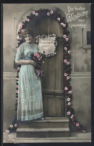 Foto-AK EAS Nr. 4035/6: Frau im Kleid mit Schild, Geburtstagsgruss