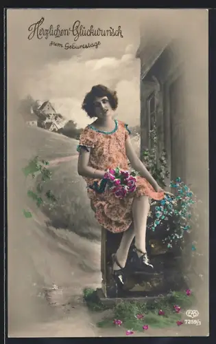 Foto-AK EAS Nr. 7259/1: Fräulein im Kleid mit Blumen, Geburtstagsgruss