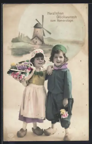 Foto-AK EAS Nr. 4667/4: Holländisches Kinderpaar mit Blumenkorb, Im Hintergrund Windmühle, Glückwunsch zum Namenstag
