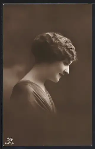 Foto-AK EAS Nr. 04051/6: Junge Frau mit moderner Frisur