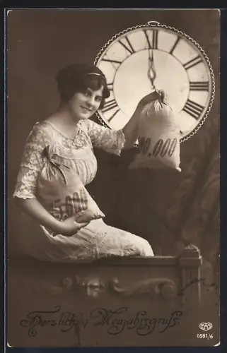 Foto-AK EAS Nr. 0581/6: Frau mit Geldsäcken vor Uhr, Neujahrsgruss