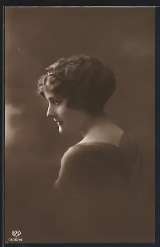 Foto-AK EAS Nr. 04051/4: Junge Frau mit moderner Frisur