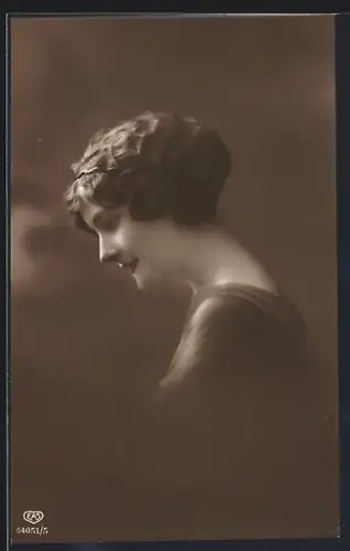 Foto-AK EAS Nr. 04051/5: Junge Frau mit moderner Frisur