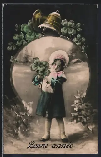 Foto-AK EAS Nr. 1122: Mädchen mit Klee vor winterlicher Landschaft, Glocke, Neujahrsgruss