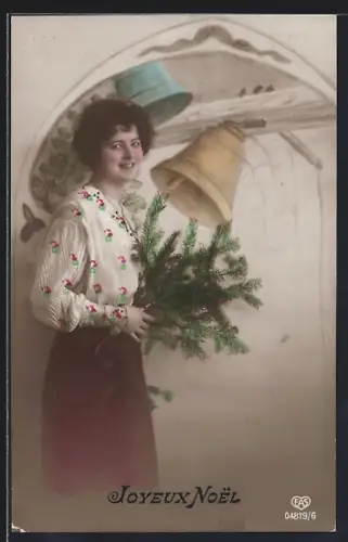 Foto-AK EAS Nr. 04819/6: Fräulein mit Tannenzweig an Glocken, Weihnachtsgruss