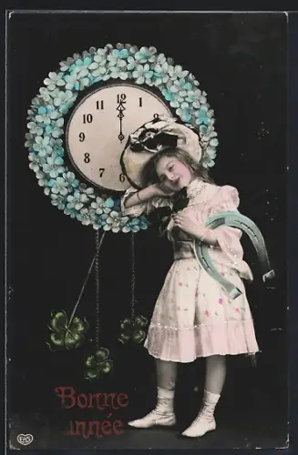 Foto-AK EAS Nr. 494: Mädchen mit Hufeisen an Uhr, Neujahrsgruss