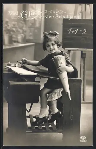 AK Schulanfang, Mädchen mit Zuckertüte an ihrem Pult