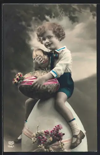 Foto-AK EAS Nr. 7346/1: Kleiner Junge mit Osterei