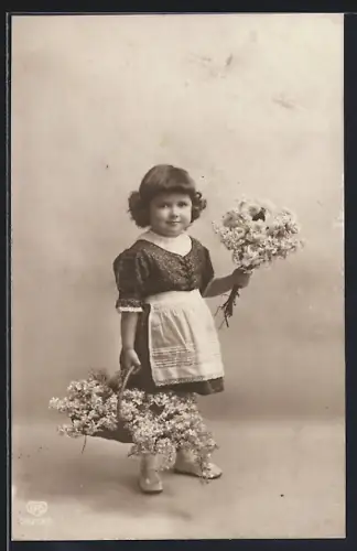 Foto-AK EAS Nr. 04973/6: Kleines Mädchen mit Blumenkorb