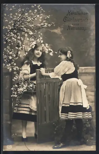 Foto-AK EAS Nr. 6: Zwei Mädchen am Zaun, Glückwunsch zum Namenstag