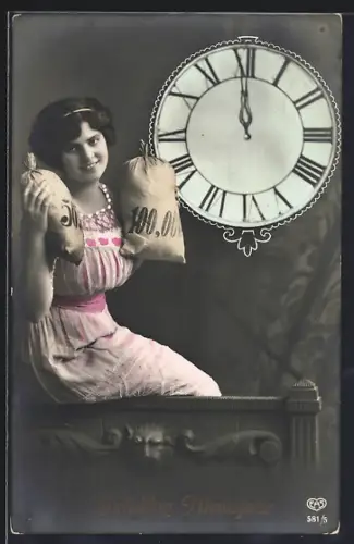 Foto-AK EAS Nr. 581/5: Fräulein mit Geldsäcken an Uhr, Neujahrsgruss