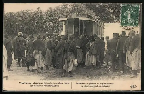 AK Algerische Soldaten vor einem Rot-Kreuz Autobus