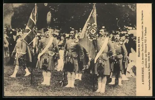 AK Le dernier Bataillon d`Ecossais avec les Drapeaux présentés par Edouard VII. à Windsor, Guerre de 1914