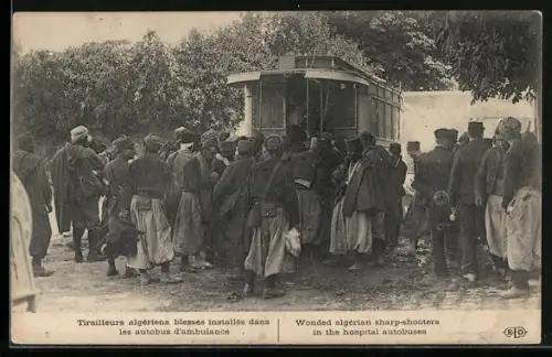 AK Französiche Infanteriesoldaten bringen Verwundete zum Lazarettbus