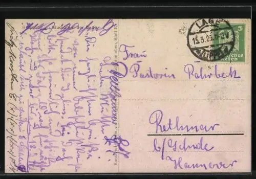 Künstler-AK Georg Mühlberg: Studio auf der Bude, Student liegt Pfeiferauchend auf dem Sofa und liest ein Buch