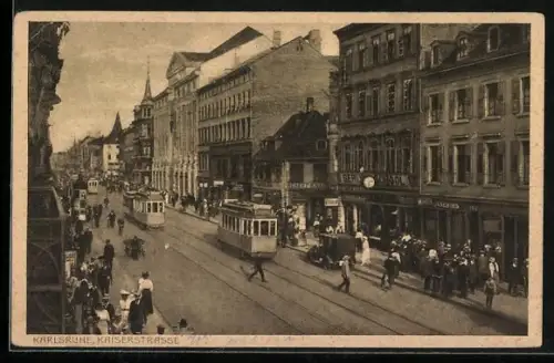 AK Karlsruhe, Kaiserstrasse mit Passanten und Strassenbahnen