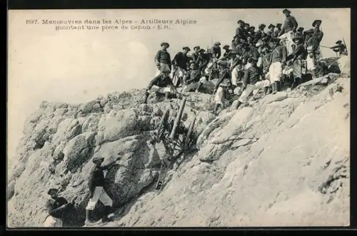 AK Manoeuvres dans les Alpes, Artilleurs Alpins montant une piece de canon