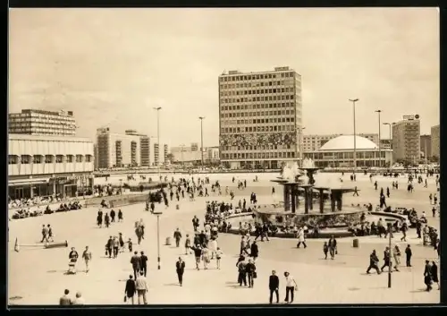 AK Berlin, Alexanderplatz mit Passanten