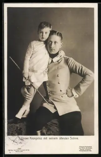 AK Kronprinz Wilhelm von Preussen hält seinen ältesten Sohn mit Stock im Arm