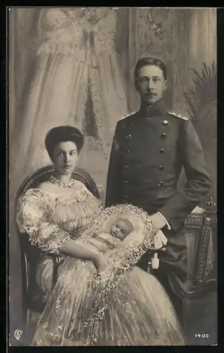 AK Kronprinz Wilhelm von Preussen in Uniform mit Frau und Kind