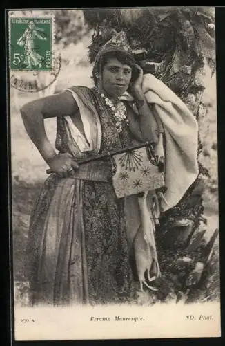 AK Dame lehnt an einer Palme, Femme Mauresque, arabische Volkstypen