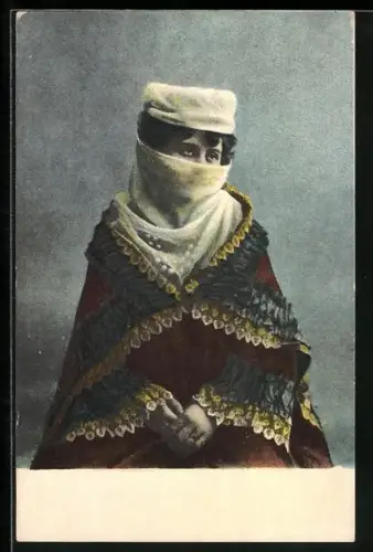 AK Frau in traditioneller Kleidung, arabische Volkstypen