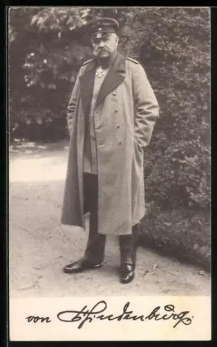 AK Paul von Hindenburg im Mantel, Eisernes Kreuz