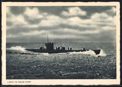 AK U-Boot in voller Fahrt, Matrosen an Deck