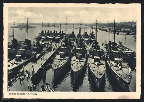 AK Torpedoboots-Flottillen der Kriegsmarine in einem Hafen