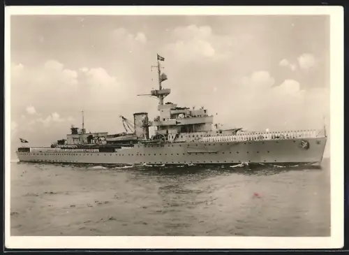 AK Artillerieschulschiff Brummer, Mannschaft an Deck angetreten, Kriegsmarine