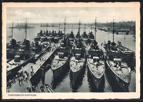 AK Torpedoboots-Flottillen der Kriegsmarine in einem Hafen