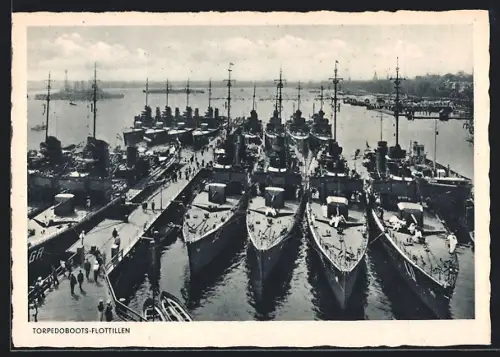 AK Torpedoboots-Flottillen der Kriegsmarine in einem Hafen