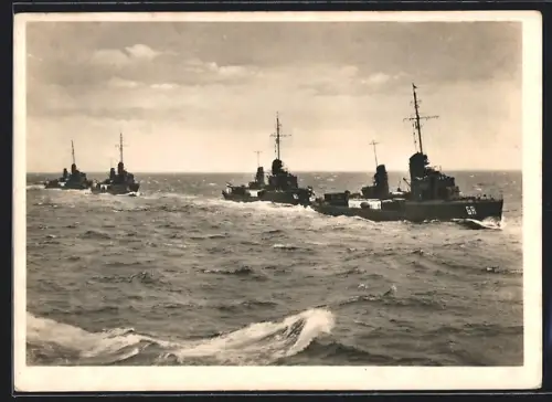 AK Torpedoboote u. a. GA u. MÖ in Kiellinie in voller Fahrt, Kriegsmarine
