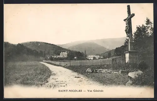 AK Saint-Nicolas, Vue générale avec chemin rural et croix monumentale