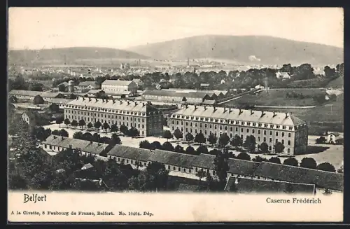 AK Belfort, Caserne Fréderich avec vue panoramique sur la ville et les collines environnantes