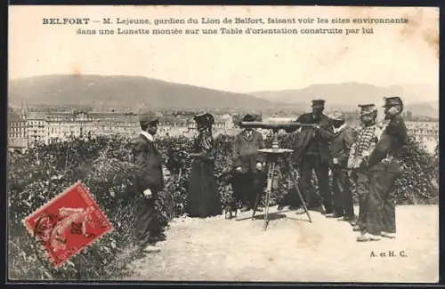 AK Belfort, M. Lejeune montrant les sites environnants avec une lunette sur une table d`orientation